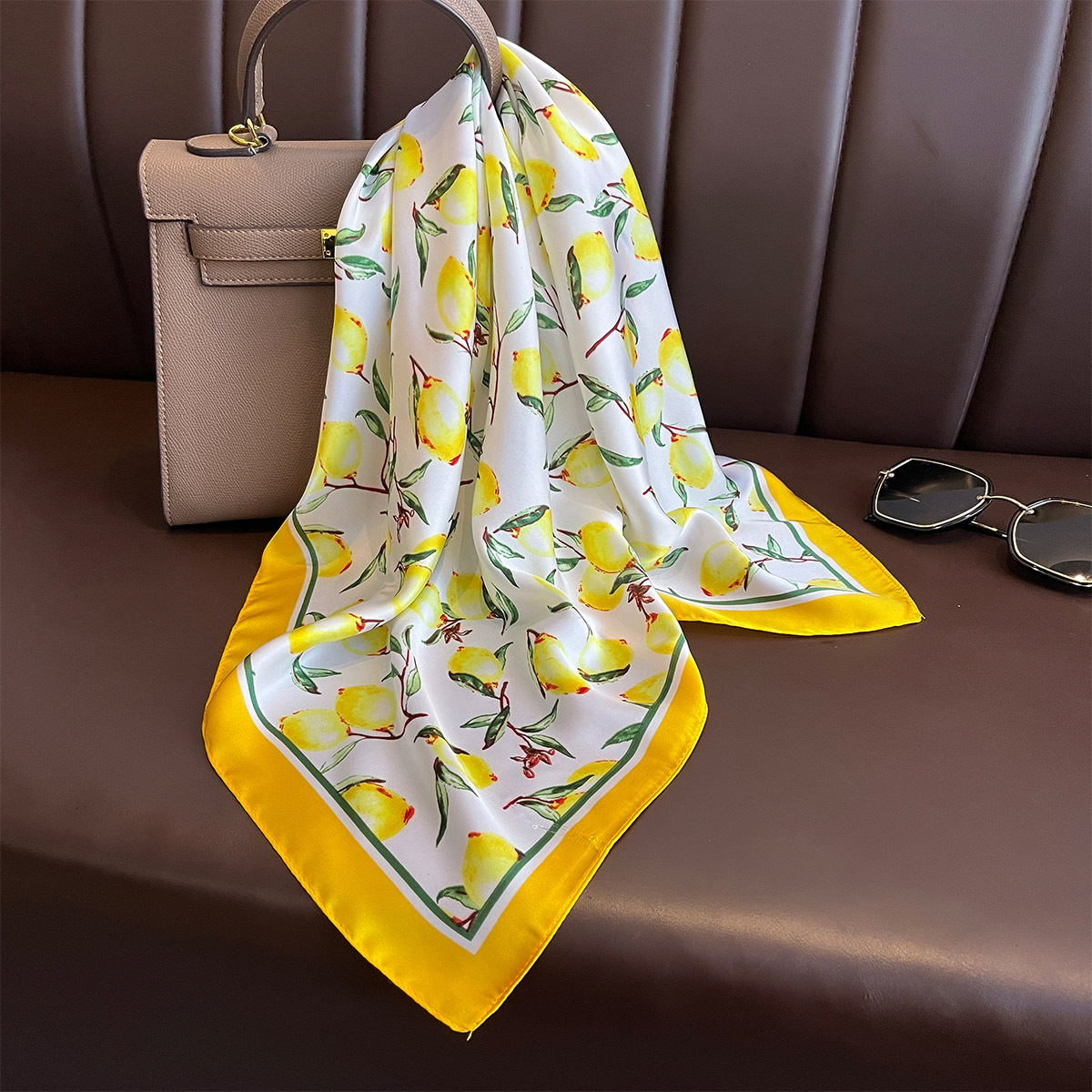 Foulard carré en soie imprimé  - Silk Neck Scarf avis et prix